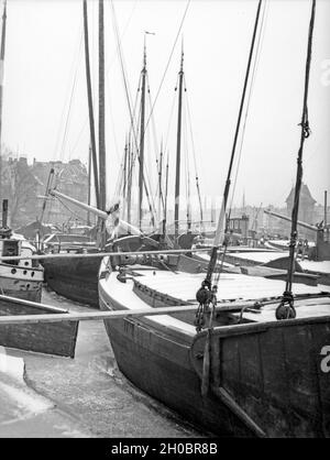 Festgefrorene Schiffe im Winterhafen von Königsberg, Ostpreußen 1930er Jahre. Eingefrorene Schiffe im Winter Hafen in Königsberg, Ostpreußen, 1930er Jahre. Stockfoto