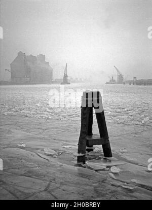 Nebeltag im Winter im Hafen von Königsberg, Ostpreußen, 1930er Jahre. Nebligen Wintertag in Königsberg, Ostpreußen, 1930er Jahre. Stockfoto