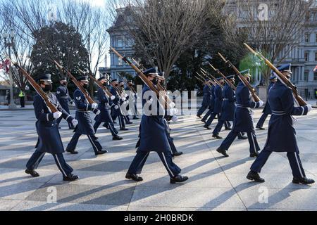 Die Ehrengarde der US-Luftwaffe marschiert während der 59. Einweihungszeremonie des Präsidenten in Washington, D.C., am 20. Januar 2021. Militärmitglieder aus allen Teilen der Streitkräfte der Vereinigten Staaten, einschließlich Reserve- und Nationalgarden-Komponenten, die während der Antrittszeit zeremonielle Unterstützung boten. Stockfoto