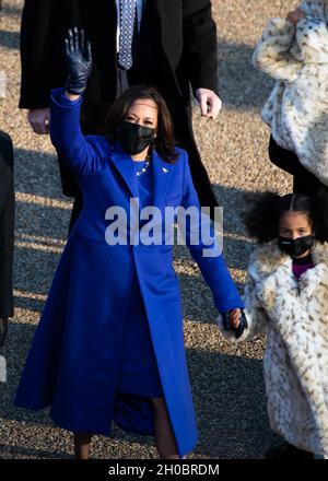 Vizepräsident Kamala Harris waves während der 59. Einweihungszeremonie des Präsidenten in Washington, D.C., 20. Januar 2021. Militärmitglieder aus allen Teilen der Streitkräfte der Vereinigten Staaten, einschließlich Reserve- und Nationalgarden-Komponenten, leistten während der Antrittszeit zeremonielle Unterstützung. Stockfoto