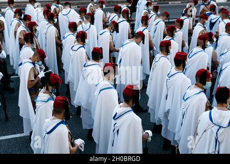 Madrid, Spanien - 12. Oktober 2021: Soldaten während der Parade der spanischen Nationalarmee in Madrid. Regulare Truppen bereit zum marsch Stockfoto