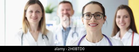 Porträt eines medizinischen Teams, das mit der Zwischenablage im Krankenhaus steht Stockfoto