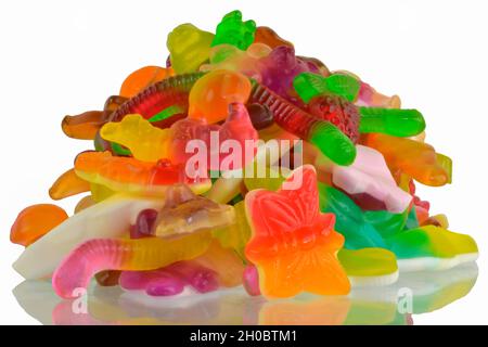 Bunte Gelee Gummikandys, isoliert auf weißem Hintergrund. Bunte Gelee Bonbons isoliert auf weißem Hintergrund. Jelly Bean. Spiegelung Stockfoto