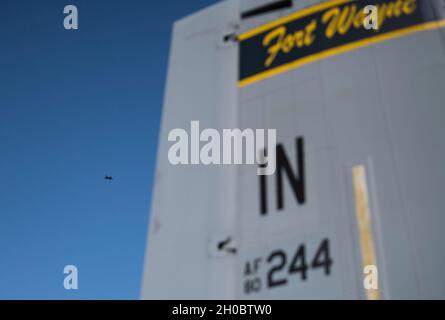 Ein F-16C Kampfflugzeug von Falcon, das dem 177. Kampfflügel, Egg Harbor Township, New Jersey, zugewiesen wurde, fliegt an einem A-10C Thunderbolt II-Flugzeug vorbei, das während der Roten Flagge 21 dem 122. Kampfflügel, Fort Wayne, Indiana, zugewiesen wurde, auf der Nellis Air Force Base, Nevada, 20. Januar 2021. Die Veranstaltung, die mehrmals im Jahr stattfindet, ist eine der führenden Kampftrainings der US-Luftwaffe. Stockfoto