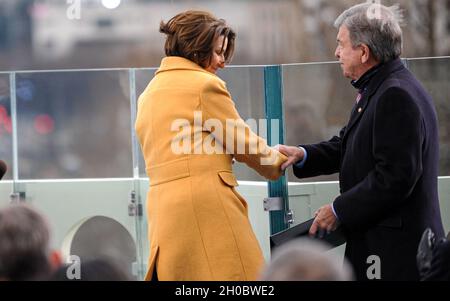 Senatorin Amy Klobuchar und Vorsitzender des Joint Congressional Committee on Inaugural Ceremonies Chairman Roy Blunt umarmen sich während der 59. Amtseinführung des Präsidenten im US-Kapitol, Washington, D.C. am 20. Januar 2021. Während der Antrittszeit leistten Militärangehörige, die der Joint Task Force – National Capital Region zugewiesen wurden, militärische zeremonielle Unterstützung. Stockfoto