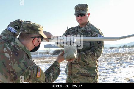 Sgt. Timothy Krehbiel und Sgt. William Howard, Kavalleriescouts mit Truppe B, 1. Staffel, 113. Kavallerieregiment, 2. Infanterie-Brigade-Kampfteam, 34. Infanterie-Division, Iowa Army National Guard, führt während einer Klasse in Camp Nothing Hill, Kosovo, am 21. Januar 2020 Vorflugkontrollen an einem unbemannten Flugzeugsystem des Typs RQ-20 PUMA durch. Die Truppe B dient im Regionalkommando Ost, der Kosovo Force 28, um die Sicherheit aller Menschen im Kosovo zu gewährleisten. Eine der Hauptmissionen der Einheit ist die Durchführung von Patrouillen entlang der Verwaltungsgrenze des Landes. Das Training auf dem PUMA-Flugzeug wird ein Stockfoto