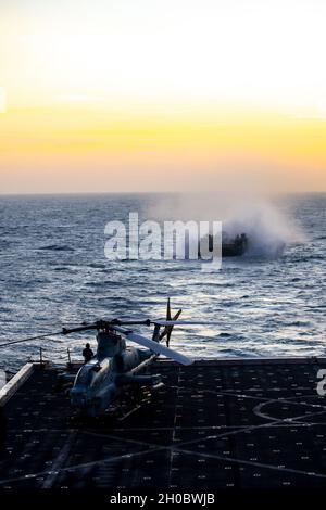 210120-M-QM580-1065 INDISCHER OZEAN (JAN 20, 2021) – U.S. Navy Landing Craft, Air Cushion 79 zugeordnet zu Assault Craft Unit 5 und an Bord von U.S. Marines mit kombiniertem Anti-Armor Team 2, Bataillon Landing Team 1/4, 15. Marine Expeditionary Unit, nähern sich dem amphibischen Transportdockschiff USS Somerset (LPD 25). Die Makin Island Amphibious Ready Group und die 15. MEU führen Operationen im Zuständigkeitsbereich der 6. US-Flotte durch. Stockfoto