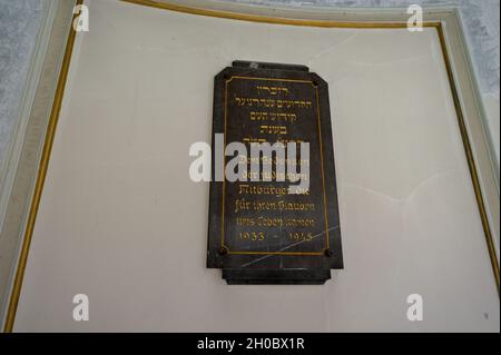 München, Deutschland. Oktober 2021. An einer Mauer in der verfallenen jüdischen Synagoge in der Reichenbachstraße ist eine Steintafel mit der Aufschrift "zum Gedenken an die jüdischen Mitbürger, die für ihren Glauben ihr Leben verloren haben - 1933 - 1945" angebracht. Das 1931 errichtete Gebäude wurde während der Novemberpogrome 1938 von den Nationalsozialisten verwüstet und missbraucht, wurde aber nach dem Zweiten Weltkrieg wieder eingeweiht. Kredit: Peter Kneffel/dpa/Alamy Live Nachrichten Stockfoto