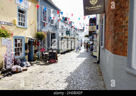 Einkaufsbummel in der kopfsteingepflasterten Quay Street, Lymington Stockfoto