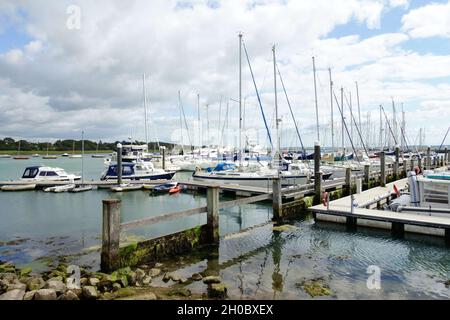 Die Yachten liegen in der Marina in Lymington Stockfoto