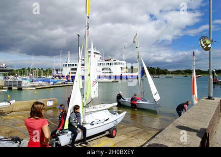 Die Fähre zur Isle of Wight fährt in Lymington mit Schlauchbooten über den Slipway Stockfoto