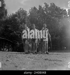 Jungen vom Landjahr Lager Sterben in Bevensen mit dem Marsch zum Frühsport, Deutschland 1930er Jahre. Die jungen der Hitlerjugend camp in Bevensen auf ihrem Marsch bis zum frühen Morgen exerising, Deutschland 1930. Stockfoto