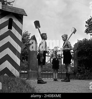Jungen der Hitlerjugend als Wache am Eingang zum Jungen Landjahr Lager in Bevensen in der Lüneburger Heide, Deutschland 1930er Jahre. Jungen der Hitlerjugend auf Sentinel am Eingang zu Ihrem Camp in Bevensen, Deutschland 1930. Stockfoto