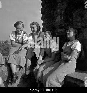 BdM Mädel bei einer Pause im Landjahr Lager Polle an der Weser, Deutschland 1930er Jahre. BdM-Mädchen, eine Pause im Camp in Polle, Deutschland 1930. Stockfoto