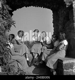 BdM Mädel bei einer Pause im Landjahr Lager Polle an der Weser, Deutschland 1930er Jahre. BdM-Mädchen, eine Pause im Camp in Polle, Deutschland 1930. Stockfoto