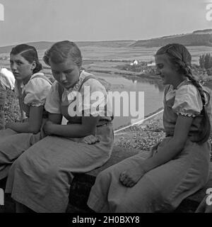 BdM Mädel bei einer Pause im Landjahr Lager Polle an der Weser, Deutschland 1930er Jahre. BdM-Mädchen, eine Pause im Camp in Polle, Deutschland 1930. Stockfoto