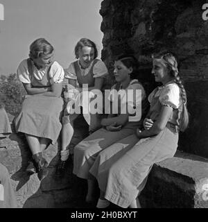 BdM Mädel bei einer Pause im Landjahr Lager Polle an der Weser, Deutschland 1930er Jahre. BdM-Mädchen, eine Pause im Camp in Polle, Deutschland 1930. Stockfoto