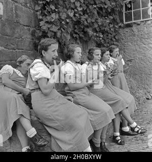 BdM Mädel bei einer Pause mit einem Butterbrot im Landjahr Lager Polle an der Weser, Deutschland 1930er Jahre. BdM-Mädchen, die einen Bruch mit Brot und Butter im Camp in Polle, Deutschland 1930. Stockfoto