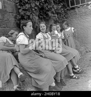 BdM Mädel bei einer Pause mit einem Butterbrot im Landjahr Lager Polle an der Weser, Deutschland 1930er Jahre. BdM-Mädchen, die einen Bruch mit Brot und Butter im Camp in Polle, Deutschland 1930. Stockfoto