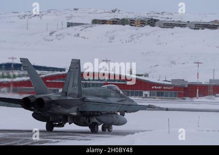 Vom 18. Bis 20. Januar 2021 wurden im Rahmen des anhaltenden Engagements der kanadischen Streitkräfte für eine dauerhafte Präsenz in den entlegensten Gebieten der Arktis zwei Kampfjets der Royal Canadian Air Force CF-18 aus Iqaluit, Nu, Mit einer CC-150T Polaris Luft-Luft-Betankungsanlage über der Baffin Bay wurde eine neue Version verwendet, wo sie erfolgreich Luft-Luft-Betankung durchführte, bevor sie im Rahmen einer Trainingsmission mit arktischer Patrouille auf der Nordostseite der Baffin Island in der Nähe von Nanisivik, Nu, weiter nach Norden ging. NORAD ist ein binationales Kommando, das sich auf die Verteidigung Kanadas und der Vereinigten Staaten konzentriert. Stockfoto