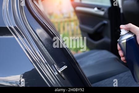 Silikonfett-Schmierung von Gummitürdichtungen in einem Pkw, Nahaufnahme, Design Stockfoto