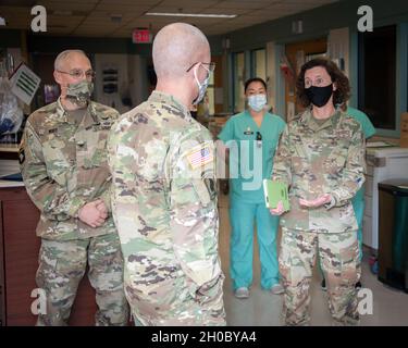 Oberst der Luftwaffe, Heather Yun, stellvertretende Kommandantin für medizinische Dienste, spricht mit Generalleutant Ronald Place, Direktor der Verteidigungsbehörde, im Brooke Army Medical Center, Fort Sam Houston, Texas, 20. Januar 2021. Ort besuchte medizinische Einrichtungen und Impfungen im BAMC und Wilford Hall Ambulatory Surgical Center. Stockfoto