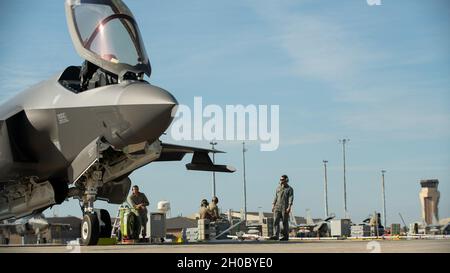 Piloten, Crew-Chefs und Betreuer, die dem 158. Fighter Wing, Vermont Air National Guard, zugewiesen sind, bereiten sich darauf vor, F-35A Lightning IIS während einer Trainingsübung auf der Tyndall Air Force Base, Florida, zu starten, 20. Januar 2021. Mehr als 150 Flieger der Vermont Air National Guard nehmen an dieser zweiwöchigen Trainingsveranstaltung Teil, um Waffensysteme der F-35 zu validieren und zu verifizieren. Stockfoto