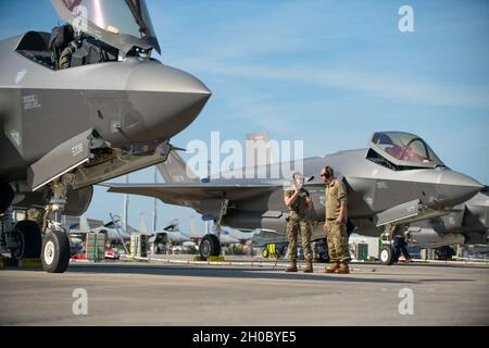 Piloten, Crew-Chefs und Betreuer, die dem 158. Fighter Wing, Vermont Air National Guard, zugewiesen sind, bereiten sich darauf vor, F-35A Lightning IIS während einer Trainingsübung auf der Tyndall Air Force Base, Florida, zu starten, 20. Januar 2021. Mehr als 150 Flieger der Vermont Air National Guard nehmen an dieser zweiwöchigen Trainingsveranstaltung Teil, um Waffensysteme der F-35 zu validieren und zu verifizieren. Stockfoto