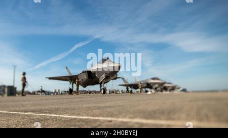 Piloten, Crew-Chefs und Betreuer, die dem 158. Fighter Wing, Vermont Air National Guard, zugewiesen sind, bereiten sich darauf vor, F-35A Lightning IIS während einer Trainingsübung auf der Tyndall Air Force Base, Florida, zu starten, 20. Januar 2021. Mehr als 150 Flieger der Vermont Air National Guard nehmen an dieser zweiwöchigen Trainingsveranstaltung Teil, um Waffensysteme der F-35 zu validieren und zu verifizieren. Stockfoto