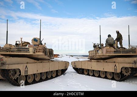 Soldaten der US-Armee, die der 1. Staffel, dem 7. Kavallerieregiment, der 1. Panzerbrigade, der 1. Kavallerie-Division zugewiesen sind, sitzen auf ihren M1 Abrams Main Battle Tanks im Trainingsgebiet Grafenwoehr, Deutschland, 21. Januar 2021. Stockfoto