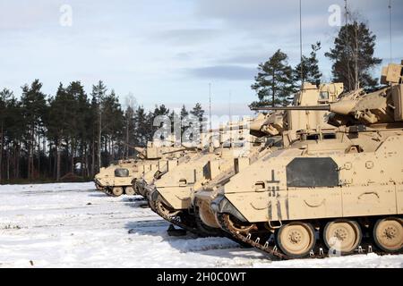 M2 Bradley Infanterie Kampffahrzeuge zugeordnet 1. Squadron, 7. Kavallerieregiment, 1. Panzerbrigade Kampfteam, 1. Kavallerie Division, sitzen in der Schlange in Grafenwoehr Training Area, Deutschland, 21. Januar 2021. Stockfoto