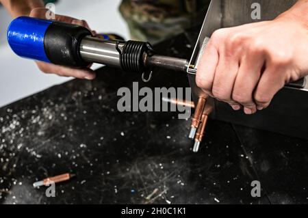 Technik. Sgt. Shelly Pavcik, 911th Maintenance Squadron Aircraft Structural Technician, verwendet eine Nietpistole, um Metallteile zu befestigen, während er einen Versorgungskasten an der Pittsburgh International Airport Air Reserve Station, Pennsylvania, am 21. Januar 2021 baute. Spezialisten für die strukturelle Instandhaltung fertigen Metallteile für verschiedene Flugzeug- und Fahrzeugreparaturen sowie Bauprojekte auf Basis. Stockfoto