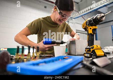 Technik. Sgt. Shelly Pavcik, 911th Maintenance Squadron Aircraft Structural Technician, verwendet eine Nietpistole, um Metallteile zu befestigen, während er einen Versorgungskasten an der Pittsburgh International Airport Air Reserve Station, Pennsylvania, am 21. Januar 2021 baute. Spezialisten für die strukturelle Instandhaltung fertigen Metallteile für verschiedene Flugzeug- und Fahrzeugreparaturen sowie Bauprojekte auf Basis. Stockfoto