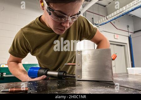 Technik. Sgt. Shelly Pavcik, 911th Maintenance Squadron Aircraft Structural Technician, verwendet eine Nietpistole, um Metallteile zu befestigen, während er einen Versorgungskasten an der Pittsburgh International Airport Air Reserve Station, Pennsylvania, am 21. Januar 2021 baute. Spezialisten für die strukturelle Instandhaltung fertigen Metallteile für verschiedene Flugzeug- und Fahrzeugreparaturen sowie Bauprojekte auf Basis. Stockfoto