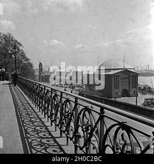 Sterben auf St. Pauli Landungsbrücken in Hamburg, Deutschland 1930er Jahre. St. Pauli Landungsbrücken in Hamburg, Deutschland 1930. Stockfoto