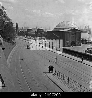 Sterben auf St. Pauli Landungsbrücken in Hamburg, Deutschland 1930er Jahre. St. Pauli Landungsbrücken in Hamburg, Deutschland 1930. Stockfoto