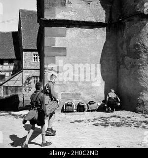 Drei Hitlerjungen in Rothenburg o.d. Tauber, Deutschland 1930er Jahre. Drei Hitler Jugend in Rothenburg o.d. Tauber, Deutschland 1930. Stockfoto