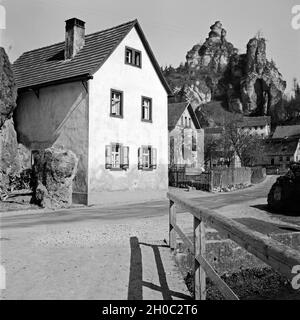 Blick in die ortschaf Tüchersfeld in der Fränkischen Schweiz, Deutschland 1930er Jahre. Blick auf das Dorf Tuechersfeld in der Fränkischen Schweiz, Deutschland 1930. Stockfoto