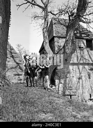 Drei Hitlerjungen kommen auf einer Wandertour durch Deutschland, 1930er Jahre. Drei Hitler Jugend Wanderschaft durch Deutschland, 1930er Jahre. Stockfoto