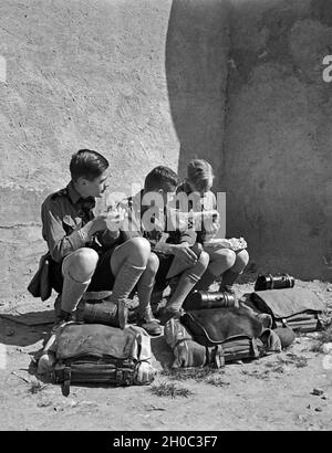 Drei Hitlerjungen rasten in Rothenburg o.d. Tauber, Deutschland 1930er Jahre. Drei Hitler Jugend mit einer Unterbrechung in Rothenburg o.d. Tauber, Deutschland 1930. Stockfoto