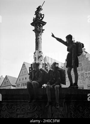 Drei Hitlerjungen kommen auf einer Wandertour durch Rothenburg o.d. Tauber, 1930er Jahre. Drei Hitler Jugend Wanderschaft durch Rothenburg o.d. Tauber, 1930er Jahre. Stockfoto