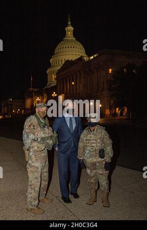 U.S. Army Command Sgt. Maj. James M. Nugent (links), Kommandant Major der Maryland Army National Guard, Senator des US-Bundesstaates Maryland Chris Van Hollen (Mitte) und US Army Brig. Gen. Janeen L. Birckhead (rechts), stellvertretende Generaladjutant des MDARNG, posiert für ein Foto vor dem Capitol Building, nachdem sie MDARNG-Soldaten im Dienst in Washington D.C. besucht hatte, 21. Januar 2021. MDARNG hat etwa 800 Soldaten im Dienst, um Sicherheits-, Kommunikations- und Logistikmissionen zur Unterstützung der Bundes- und Bezirksbehörden durchzuführen, die vor und während der 59. Amtseinführung des Präsidenten stehen. Stockfoto