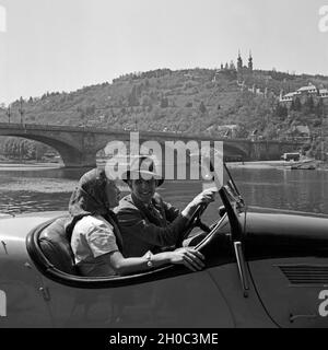 Ein junges Paar in einem Cabrio in Würzburg, Deutschland 1930er Jahre. Ein junges Paar fahren in ein Cabrio am Ufer des Main bei Würzburg, Deutschland 1930. Stockfoto