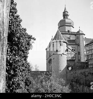 Das Scherenbergtor als Eingang zur Festung Marienberg in Würzburg, Deutschland 1930er Jahre. Scherenbergtor Tor ist der Eingang zur Festung Marienberg in Würzburg, Deutschland 1930. Stockfoto