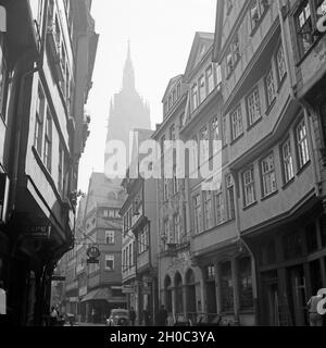 Altstadtgasse mit Haus "Zur Schirn" in Frankfurt am Main, Deutschland 1930er Jahre. Gasse in der Altstadt von Frankfurt am Main mit Haus "Zur Schirn", Deutschland 1930. Stockfoto