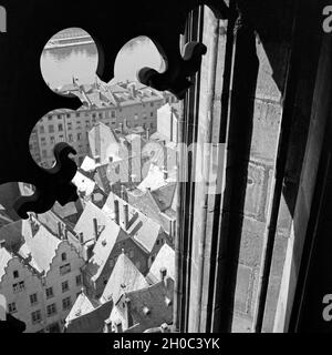 Blick vom Kaiserdom St. Barholomäus auf die Dächer der Altstadt von Frankfurt am Main, Deutschland 1930er Jahre. Blick vom Glockenturm der St. Bartholomew's Kathedrale auf die Dächer der Altstadt von Frankfurt am Main, Deutschland 1930. Stockfoto