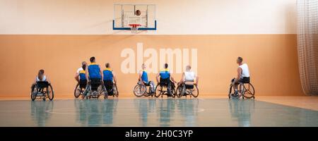 Ein Foto von Basketball-Teams mit Behinderungen mit dem Wahlschalter in der großen Halle vor dem Beginn des Basketballspiels Stockfoto