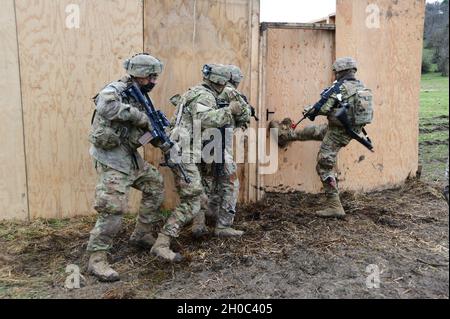 Fallschirmjäger der US-Armee, die der Dog Company, dem 1. Bataillon, dem 503. Infanterie-Regiment, der 173. Luftbrigade zugewiesen sind, führen während der Übung Eagle Talon im Trainingsgebiet von Monte Romano, Italien, einen Schusshausdurchbruch durch, 20. Januar 2021, Stockfoto