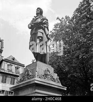 Schillerdenkmal auf dem Schillerplatz in Mainz, Deutschland 1930er Jahre. Schiller Denkmal am Schillerplatz in Mainz, Deutschland 1930. Stockfoto