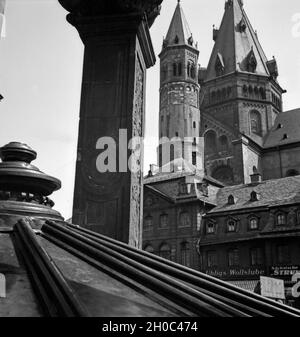 Ostturm und Ostchor des Hohen Domes zu Mainz, von der Abdeckung des Marktbrunnens gesehen, Deutschland 1930er Jahre. Östlichen teilen der Mainzer Dom, aus dem Markt Brunnen gesehen, Deutschland 1930. Stockfoto